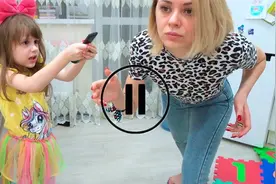 外国小女孩和妈妈玩遥控机器人的游戏，真是太有意思了视频封面