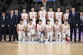 男篮世预赛中国不敌澳大利亚遭首败，周琦16+17郭艾伦12+5视频封面