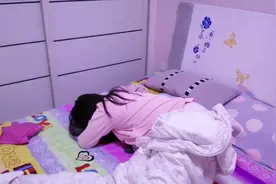 媳妇小肚子疼的在床上直打滚，老公跑前跑后吓坏了，不知道咋弄？视频封面