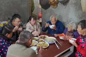 桃子家请表公来编竹锅盖，中午煮一盆清淡的滑肉，非常适合老人吃视频封面