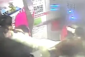 男子电梯内当孩子面猥亵年轻妈妈遭暴揍后逃跑 警方：嫌犯已抓获视频封面