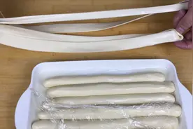 喜欢吃面条的快收藏吧，教你在家做油泼面，这样和面你也抻得长视频封面