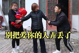 分手一年后，小伙路上偶遇前女友抱个孩子，跟上门去后感动了视频封面
