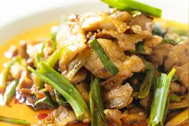 “回锅鸡”比回锅肉还好吃，大厨教你回锅鸡，有鸡有肉还下饭