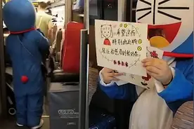 退伍战士带鲜花准备求婚，不料女友抢先一步扮玩偶表白视频封面