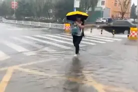 短时间降雨大！北京延庆区八达岭镇岔道村出现路面积水，紧急排水视频封面