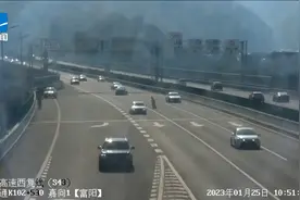 高速交警一句话 20秒挽救一车人视频封面