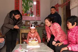 妈妈回家给女儿过生日，哥哥买的蛋糕妹妹开心跳起来，快乐的一天视频封面