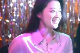 梅婷罕见跳舞画面，大波浪发型复古感十足，随音乐扭动气氛超嗨视频封面