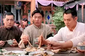 精武：李连杰吃饭太香了，一大桌硬菜可劲造，看着我都肚子饿了视频封面