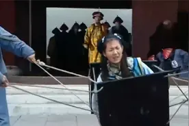 民女告御状被罚酷刑，在板钉上赤脚走路，皇上都感动了视频封面