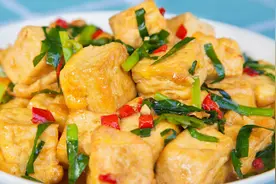 豆腐里加一把韭菜，淋两个鸡蛋，比吃红烧肉还香，上桌就光盘视频封面
