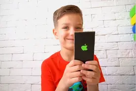 爸爸的手机令小男孩羡慕，小男孩自己动手做出纸质手机还有功能呢视频封面