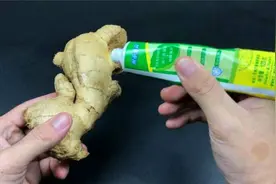 生姜上挤点牙膏，用途真是厉害，解决家里不少烦恼事，省钱好用视频封面