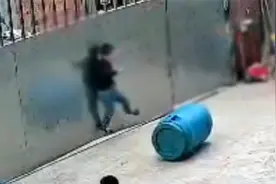 三岁男童不慎被拴门绳勒住颈部 孩子吊在门上挣扎，险些酿成悲剧视频封面