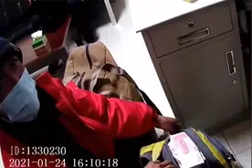 农民工带100万现金坐火车，乘警的反应亮了！视频封面
