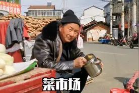 春节过后的汉中菜市场为何冷清？卖菜大叔讲人生哲理，不简单视频封面
