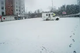 开着房车去赏雪，丹东今天下暴雪了，难忘的雪中漫步童心未泯视频封面