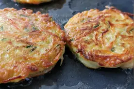 营养丰富香酥可口的蔬菜饼，做法非常简单，连挑食的小朋友都爱吃视频封面