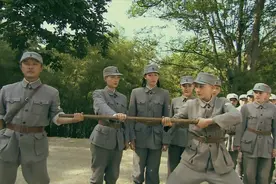 女兵排：女兵排和男兵拔河，竟比不过对方5个人，小慈灯不服视频封面