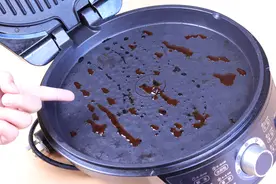 油腻腻的电饼铛，教你不加一滴洗洁精，简单煮一煮，立马焕然一新视频封面