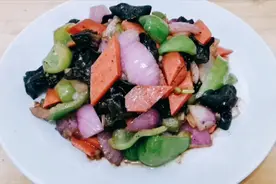 洋葱炒火腿肠：加入这2种食材，做法简单，出锅香味四溢视频封面