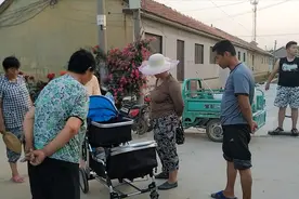 第一次推着三胞胎宝宝来到街上，遭到围观！像极了摆地摊！视频封面