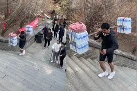 男子爬泰山帮挑山工挑120斤水：走了几步就走不动了视频封面