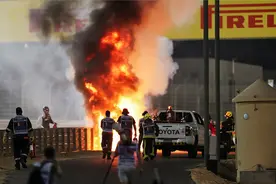 惊悚一幕！F1巴林站发车撞车起火 万幸格罗斯让死里逃生视频封面