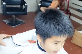 小男孩头发太硬太炸怎么剪？直接铲短就对了，很帅气视频封面