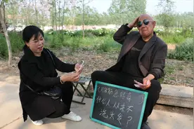 脑筋急转弯：什么人从来不洗头发？结果美女看见大爷就全明白了视频封面
