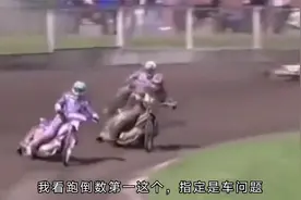 搞笑视频：快点，他来了，来追我呀。小亮一边跑。视频封面