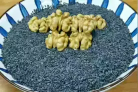 大雪后，黑芝麻和核桃这样做早餐吃，头发黑，睡眠好，越吃越漂亮视频封面