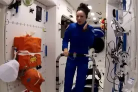 为啥航天员在太空“胖胖的”？航天员王亚平：失重会让血液上涌视频封面