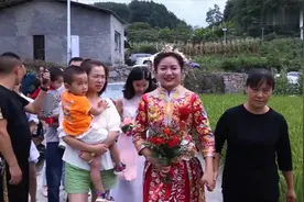 贵州农村一帅哥结婚，新娘下车走路进家，两颗虎牙笑起来真好看视频封面