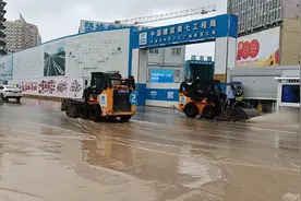 探访郑州二七广场积水点，部分区域有积水，周围道路通行情况良好