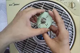 转页转动不灵活或不转怎么修？很简单，拆解美的鸿运扇的转页系统