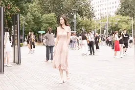 秋初逛街，连衣裙要不要搭配高跟鞋，你会怎么选择鞋子？视频封面