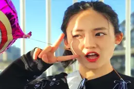 校花张雨婷老公史睿生朋友圈背景换成了一片绿地，寓意大家都明白视频封面