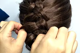 新手编发要学的基础手法，慢动作教会你，发型简单易上手特漂亮视频封面
