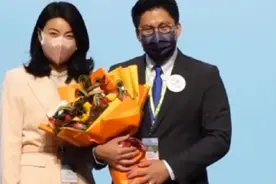195票！霍启刚当选香港立法会议员，郭晶晶到场献花祝贺视频封面