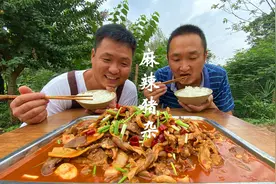 整一套猪杂，农村大铁锅柴火灶一炖，这香味大哥直流口水视频封面
