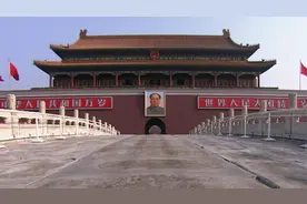 请欣赏战地新歌2006《雄伟的天安门》，张振富演唱， 1972年版。视频封面