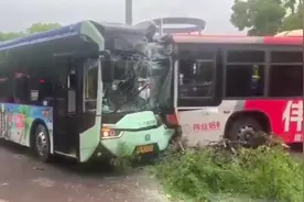 为少付一元车费，乘客辱骂拉拽司机致两公交车相撞，三人受伤视频封面
