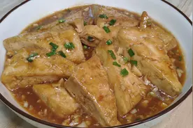 豆腐有很多做法，就喜欢奶奶教的蒜烧豆腐，简单一做，上桌吃光光