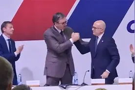 武切维奇当选塞尔维亚执政党新任主席，与武契奇握手相拥交接视频封面