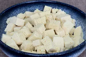 把豆腐放进冰箱冷冻一晚，第二天变成一道美食，真是高手在民间视频封面