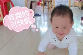 1岁宝宝还不愿学走路，只爱满地爬行，爬的可快了有谁能爬过她？视频封面