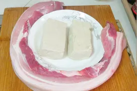 五花肉焖豆腐这样做，豆腐滑嫩入味，肉片烧肉不腻，配米饭真过瘾视频封面