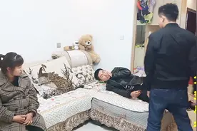 怀孕妻子跌倒肚子痛给丈夫打电话，丈夫喝酒不管不顾，后悔莫及视频封面